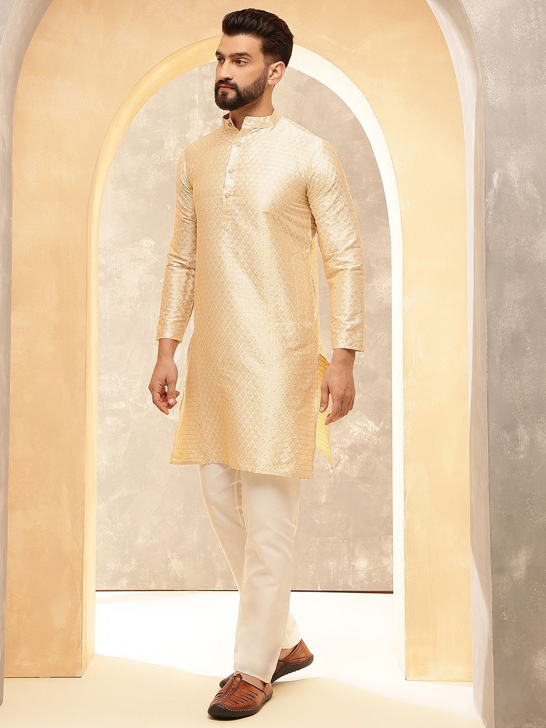Anouk Beige Woven Design Jacquard Silk Straight Kurta Dengan Piyama Dan Jaket Nehru