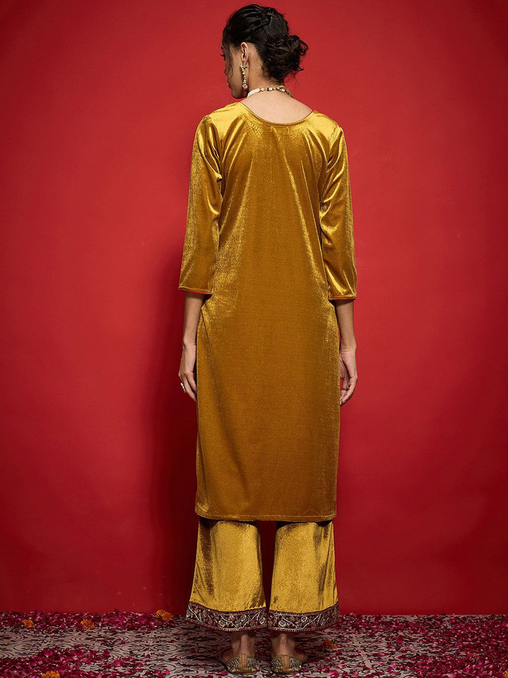 Shae by SASSAFRAS Women Embroidered Grandeur & Majestic Artwork Velvet Kurta
