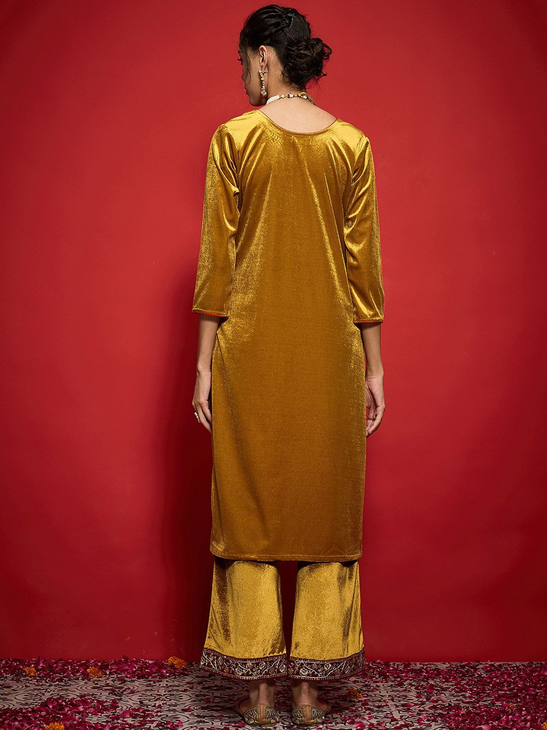 Shae by SASSAFRAS Women Embroidered Grandeur & Majestic Artwork Velvet Kurta