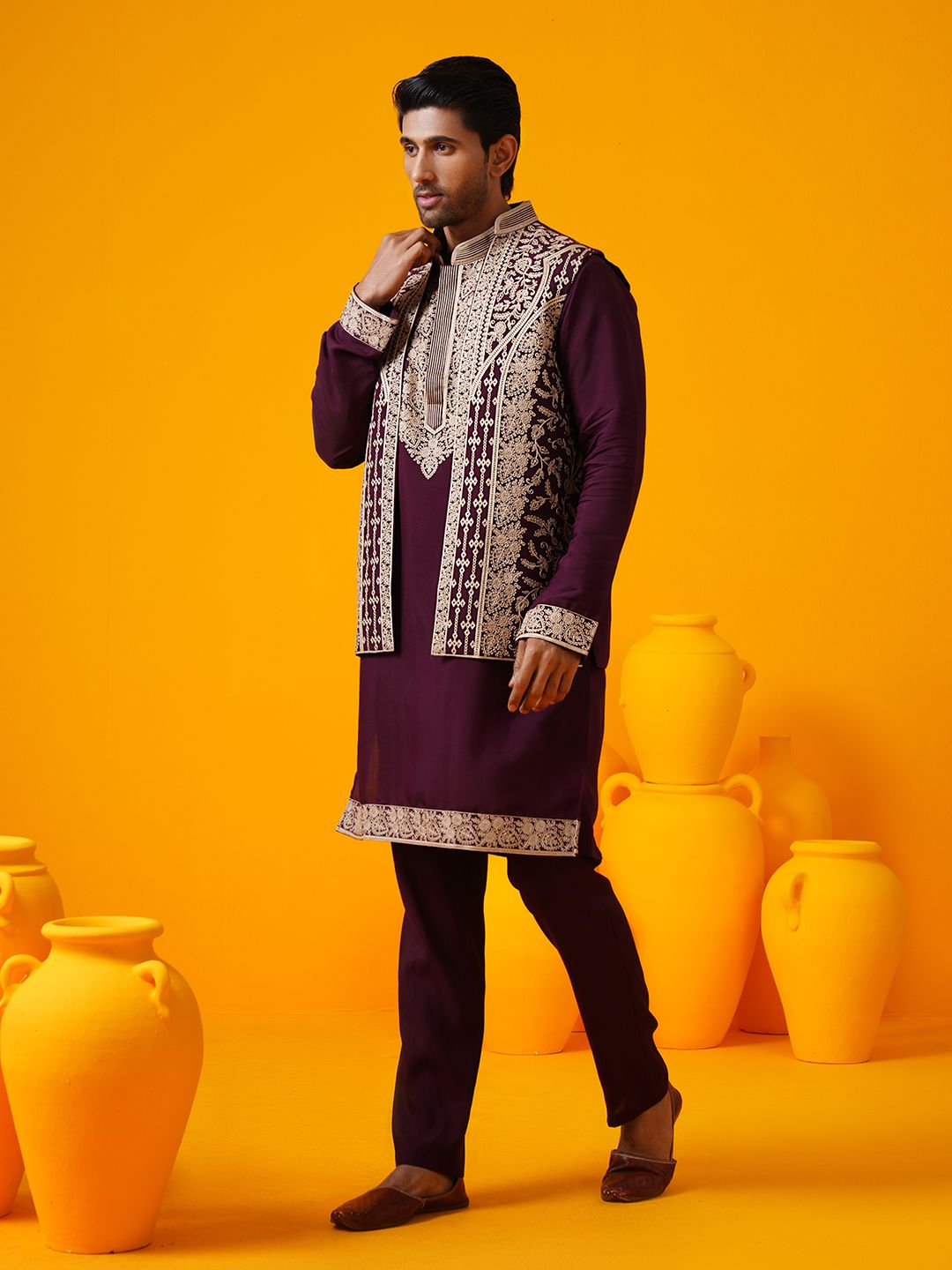 SOJANYA LUXE Kurta Lurus Kolar Mandarin Sulam Bunga Dengan Seluar Dan Jaket