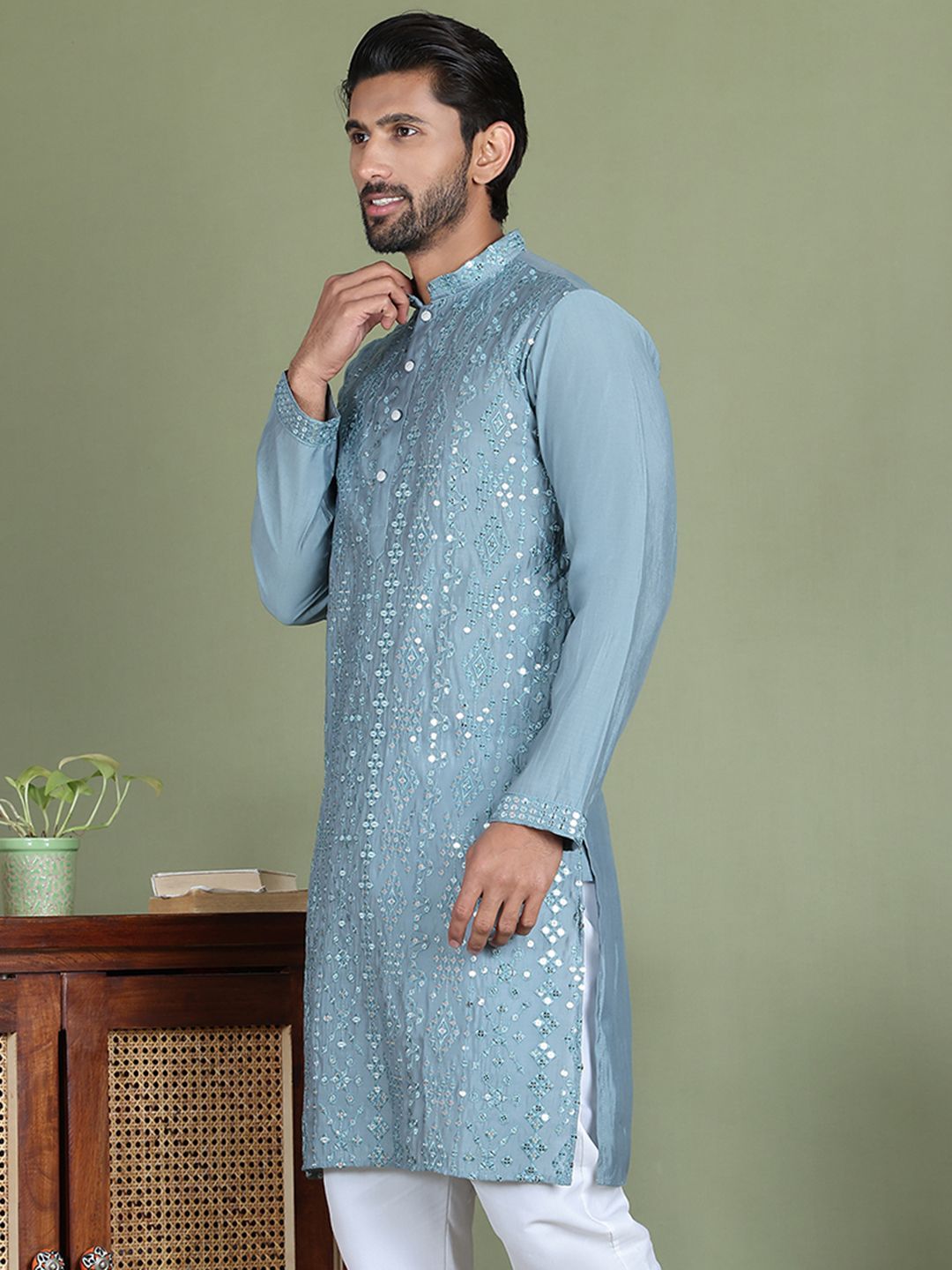 Jompers Ethnic Motifs Embroidered Mirror Work Mandarin Collar Straight Kurta