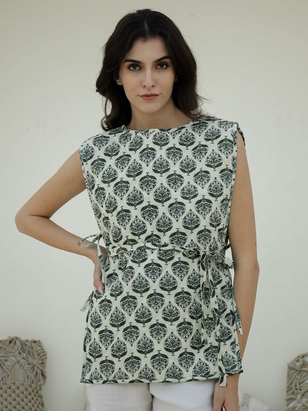Sanskrutihomes jaket selimut leher bulat bercetak bunga
