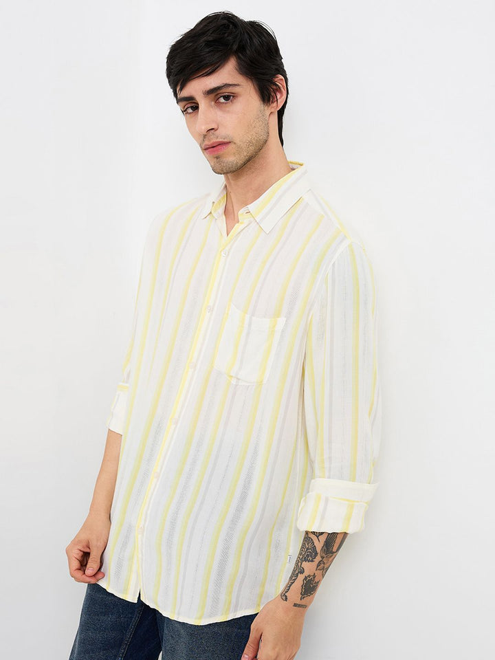 SPYKAR Men Relaxed Fit Spread Collar Vertical Striped Casual Shirt