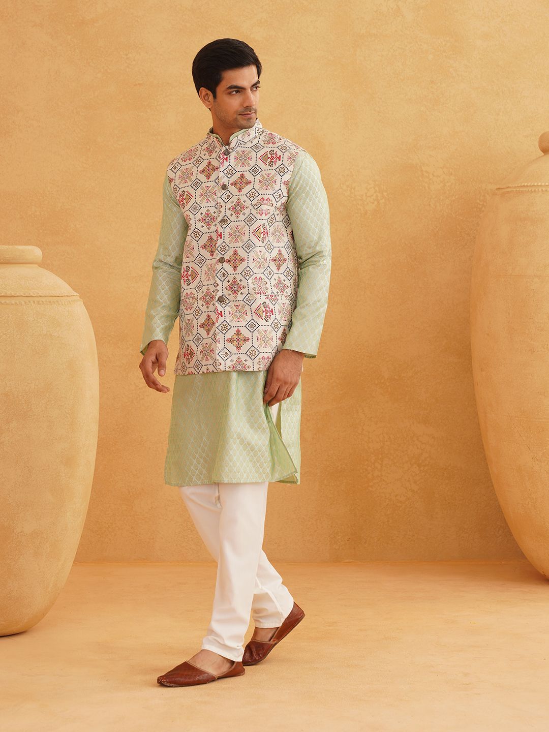 SOJANYA Motif Etnik Reka bentuk tenunan Kurta Kolar Mandarin Dengan Jaket Churidar Dan Nehru