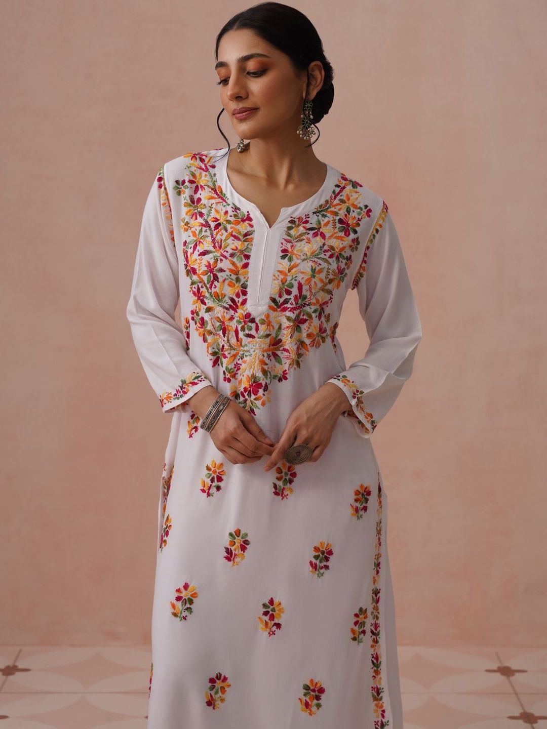 Rumah Chikankari Dihiasi Viscose Rayon Kurta Panjang Betis Lurus
