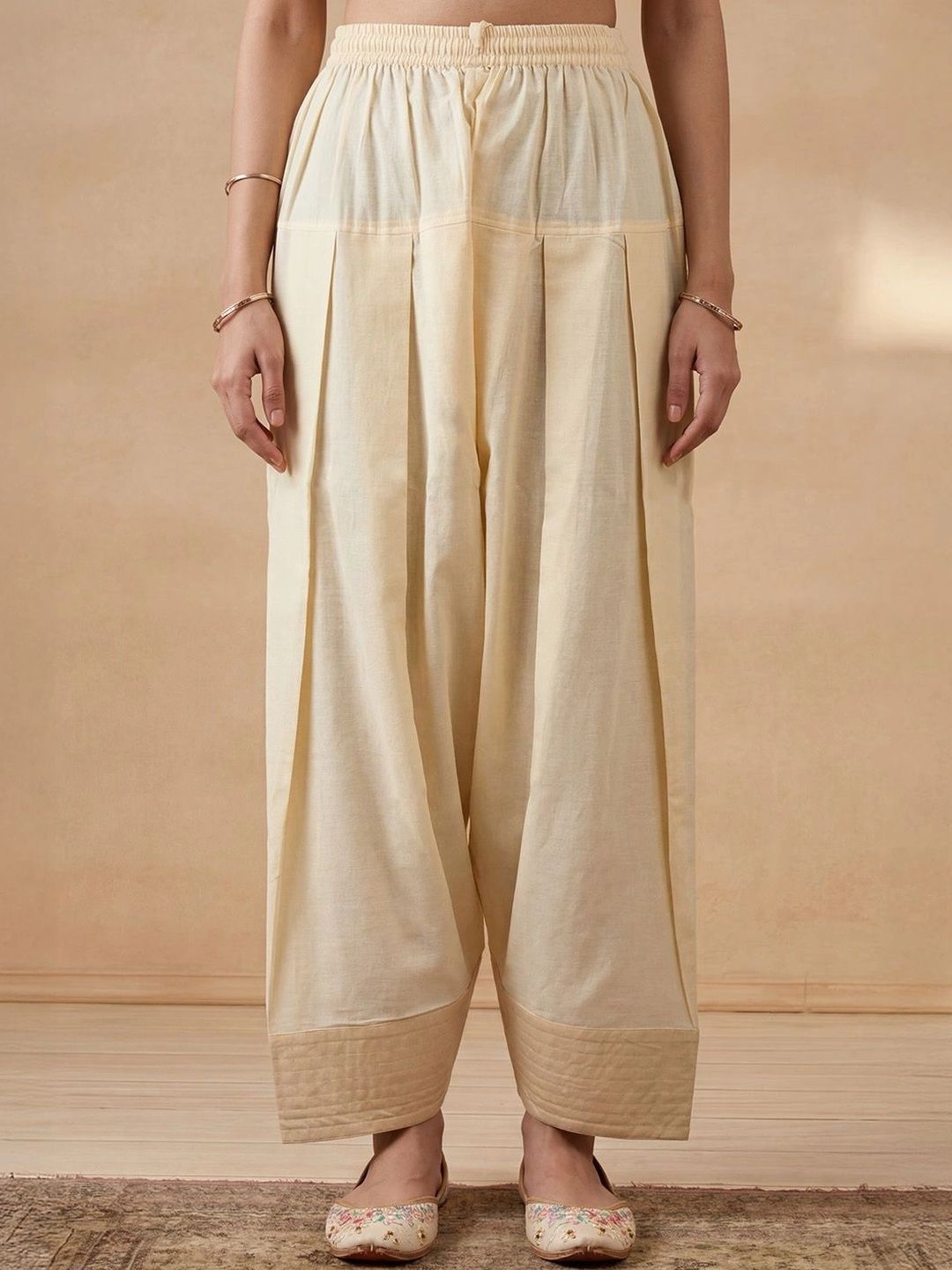House of Chikankari Women Regular Chikankari Kurta with Trousers