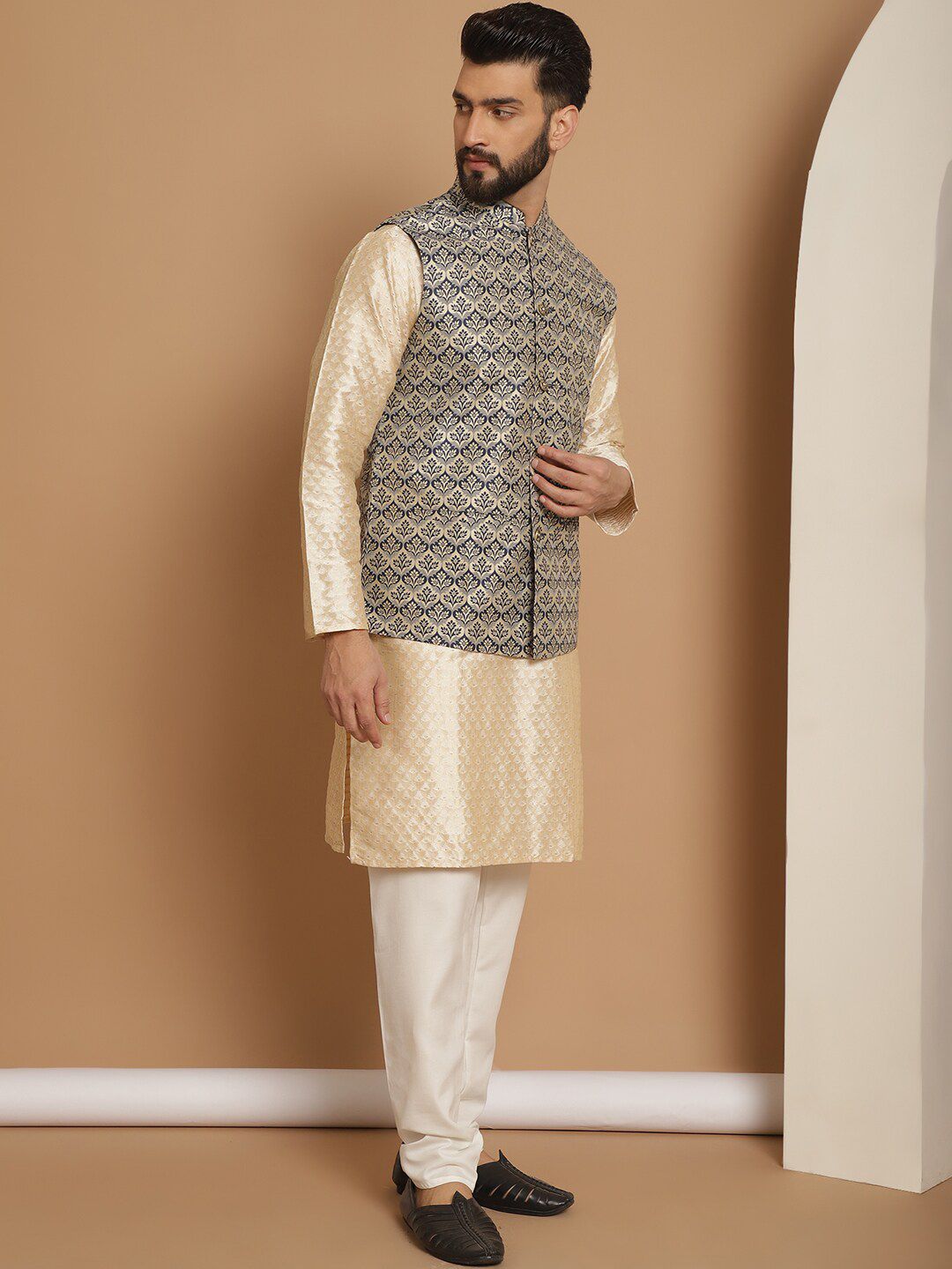 Motif Etnik Anouk Kolar Mandarin Panjang Lutut Sulam Kurta Biasa dengan Churidar