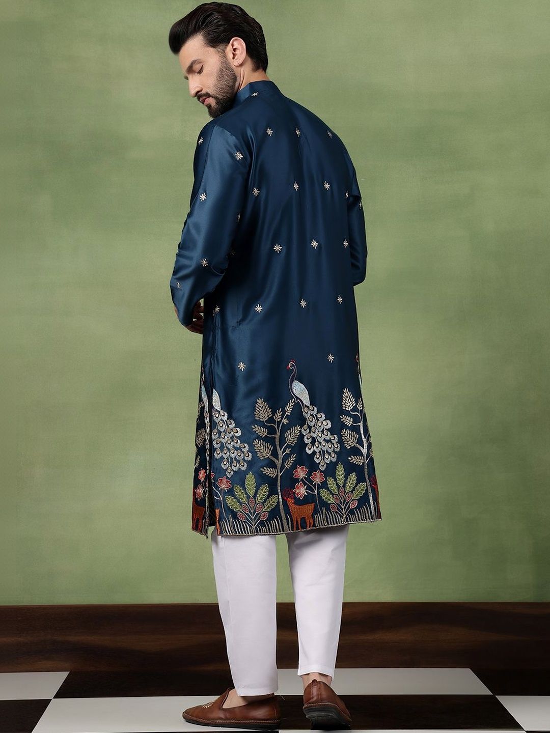 SOJANYA Men Floral Embroidered Thread Work Kurta