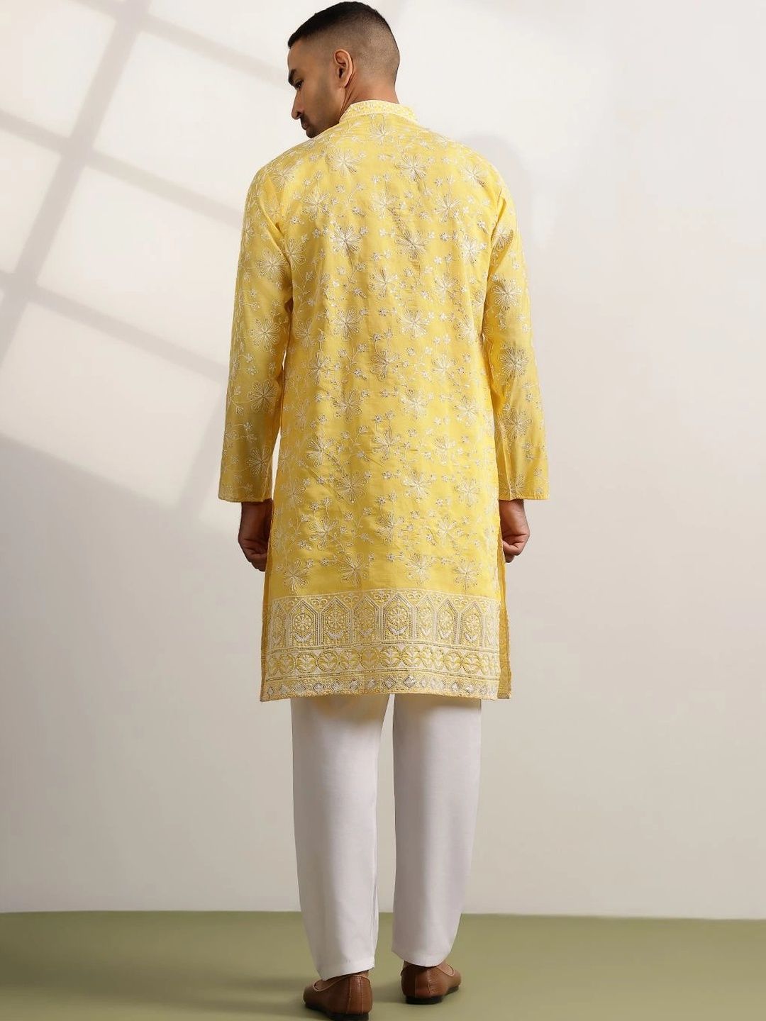 SOJANYA Men Embroidered Thread Work Kurta