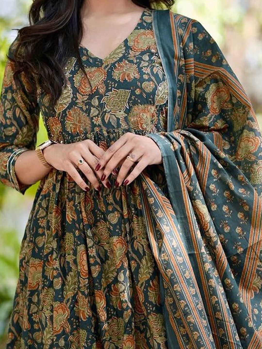 Kalini Floral dicetak Anarkali kurta dengan seluar & dupatta