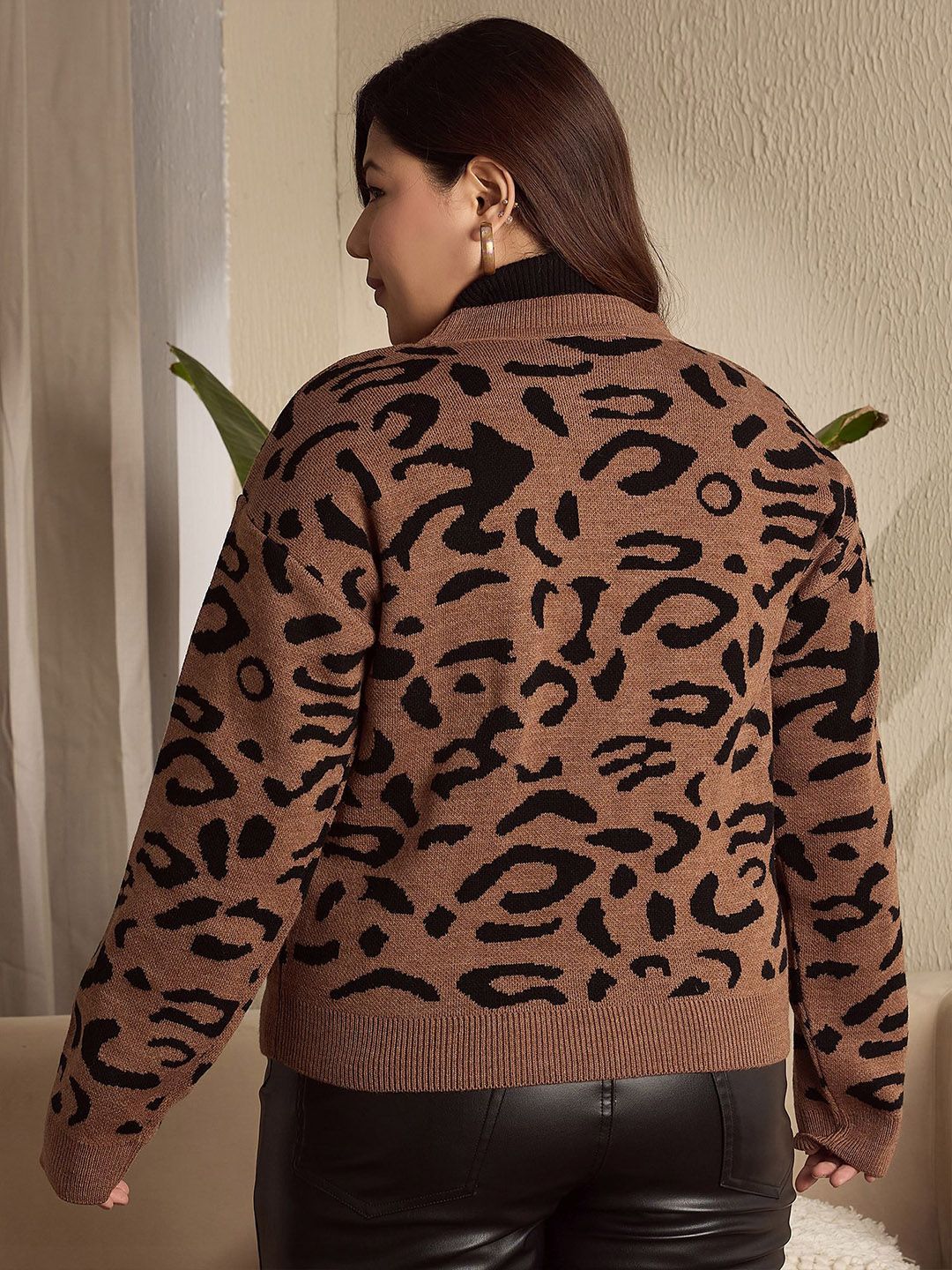 Berrylush Curve Women Animal Printed Long Sleeves Pullover