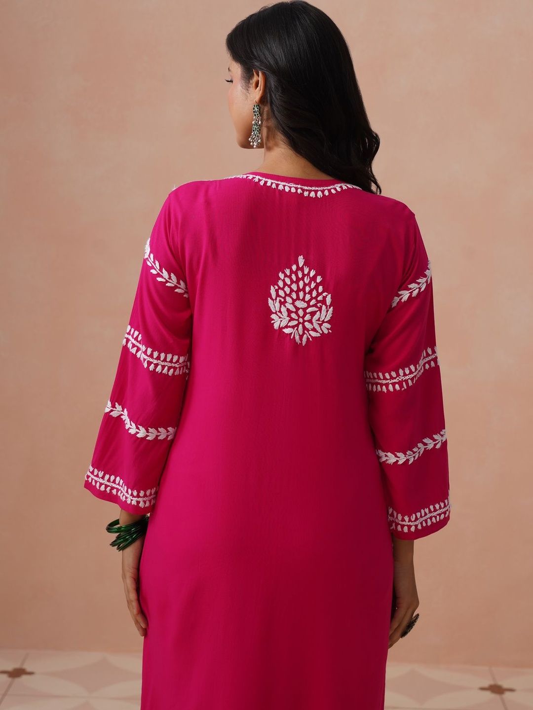 Rumah Wanita Chikankari Motif Etnik Bersulam Lubang Kunci Leher Chikankari Kurta