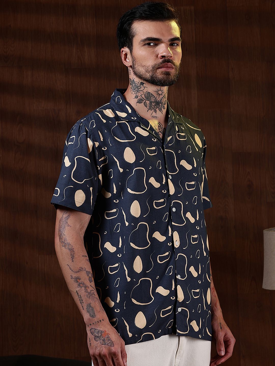 Baju Kasual Kapas Kolar Cuba Eszett Bercetak Abstrak