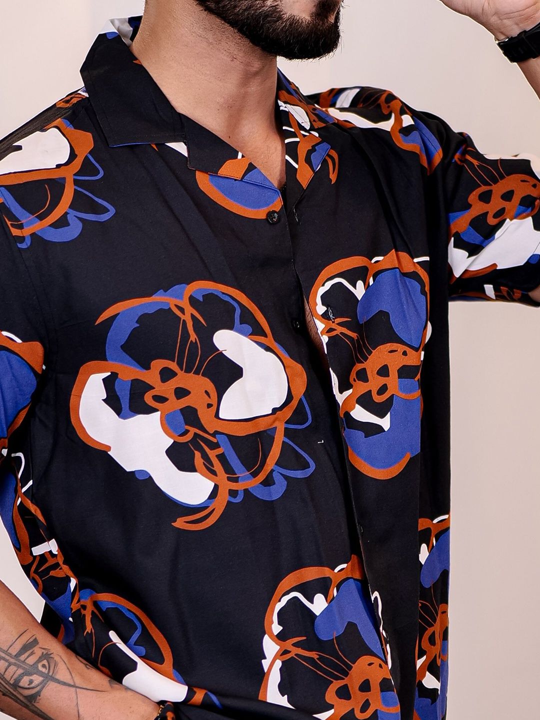 Eszett Graphic Printed Spread Collar Lengan Pendek Baju Kasual Fit Biasa