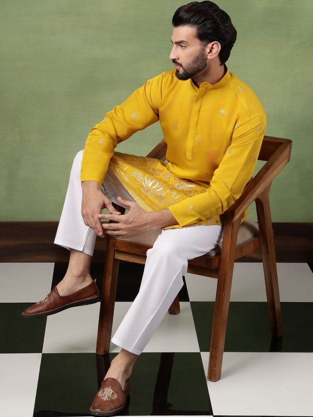 SOJANYA Men Floral Embroidered Kurta