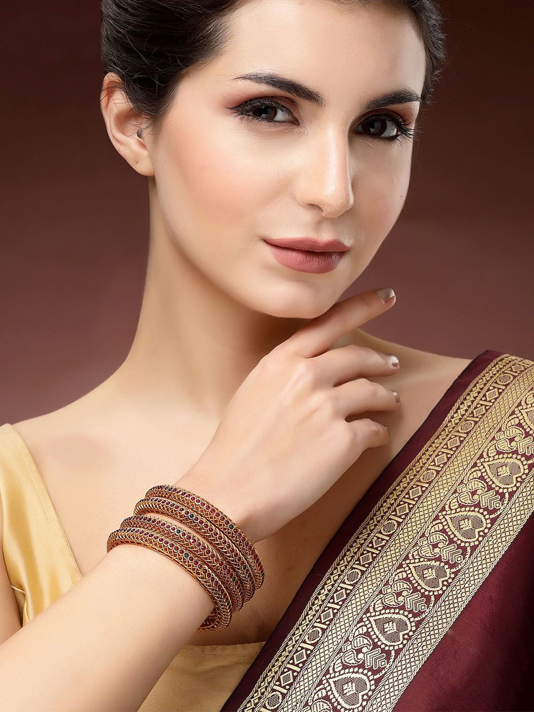 Set Karatcart dari 4 gelang tradisional Kundan berlapis emas