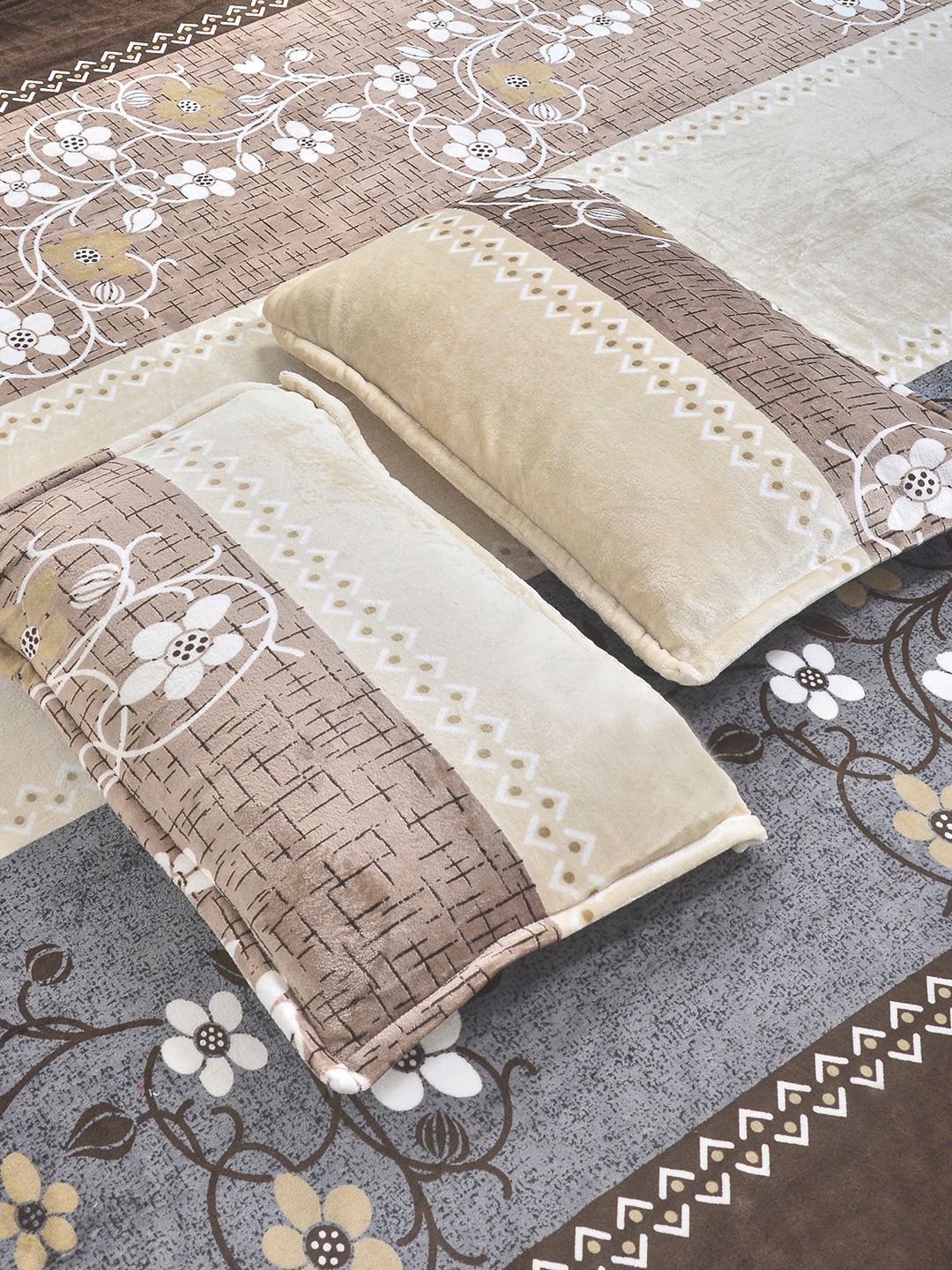 KLOTTHE Grey Geometri Printed Flat 300 TC Woolen King Double Bedsheet Dengan 2 Sarung Bantal