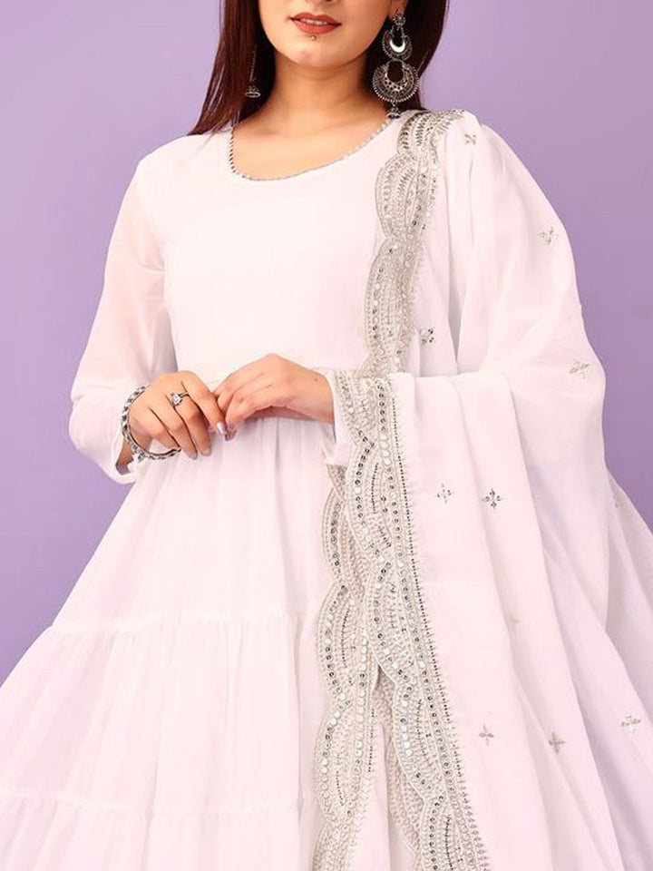 Kalini Round Neck bertingkat Gotta Patti Anarakli Kurta dengan Seluar & Dupatta