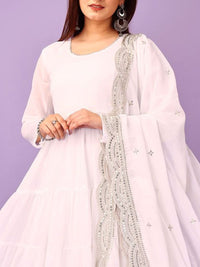 Kalini Round Neck bertingkat Gotta Patti Anarakli Kurta dengan Seluar & Dupatta