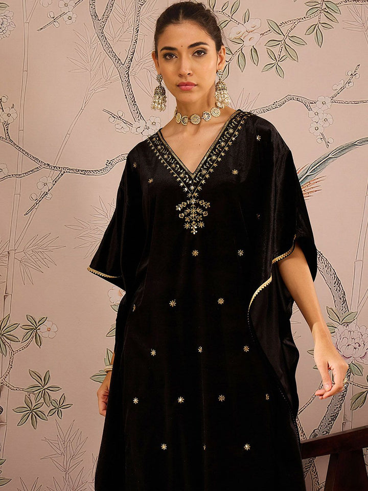 Shae oleh sassafras bunga bersulam v-leher tiga perempat lengan kaftan velvet kurta