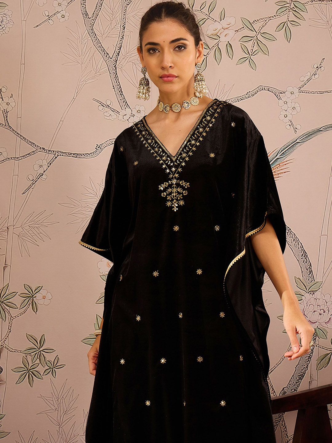 Shae oleh sassafras bunga bersulam v-leher tiga perempat lengan kaftan velvet kurta