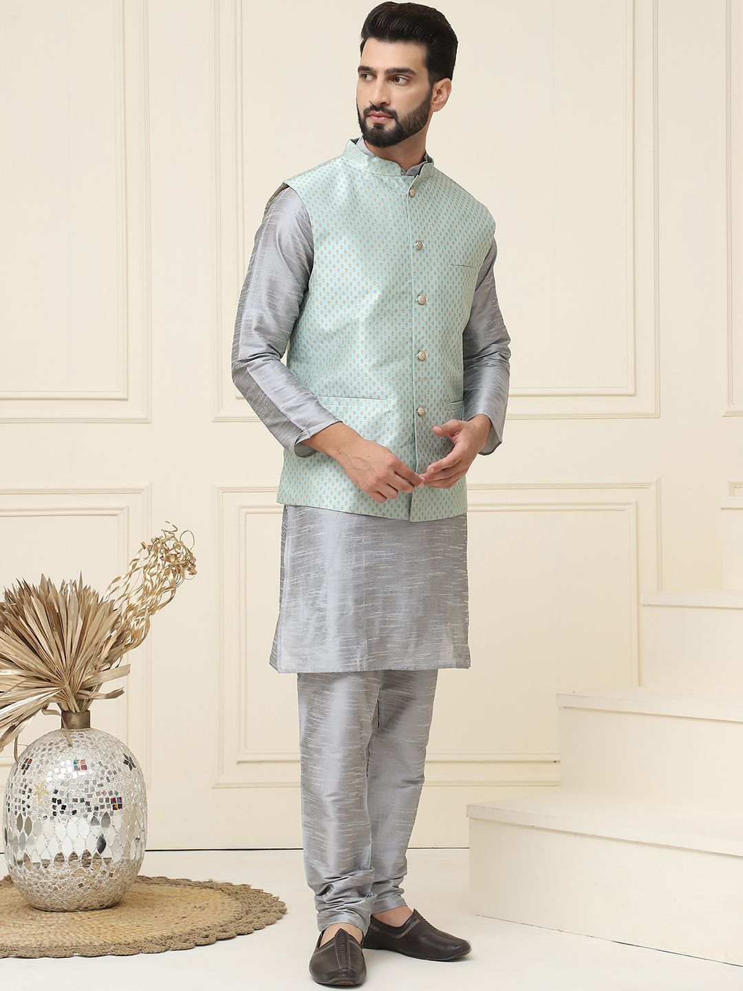 SOJANYA Mandarin Collar Silk Cotton Straight Kurta dengan jaket Churidar & Nehru