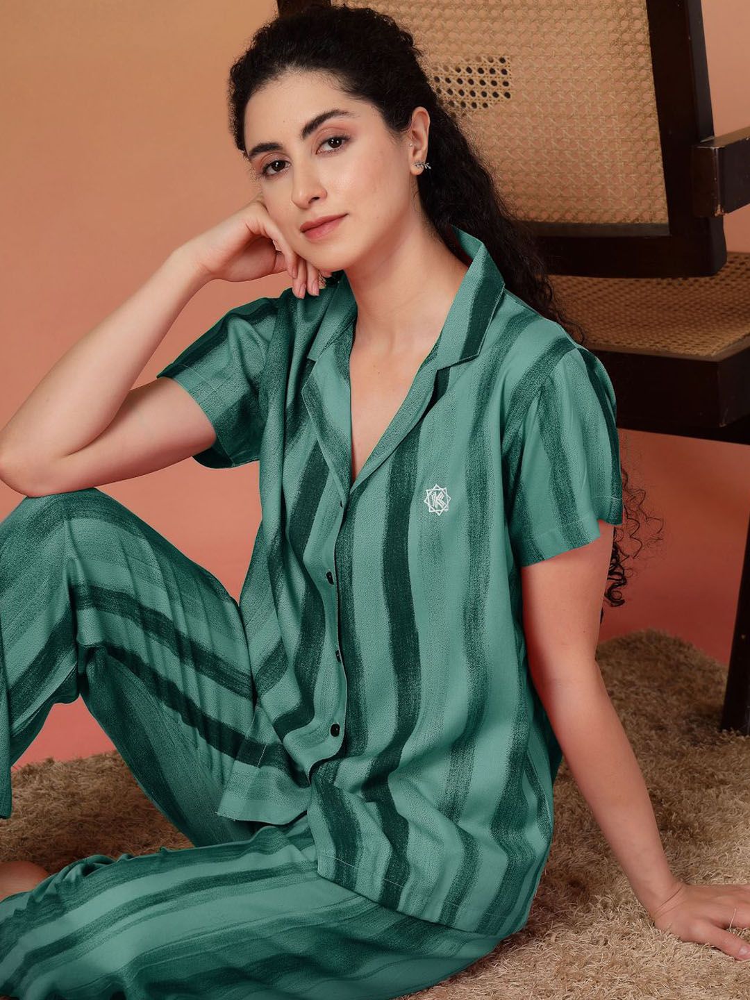 Klotthe wanita bergaris baju baju baju baju malam