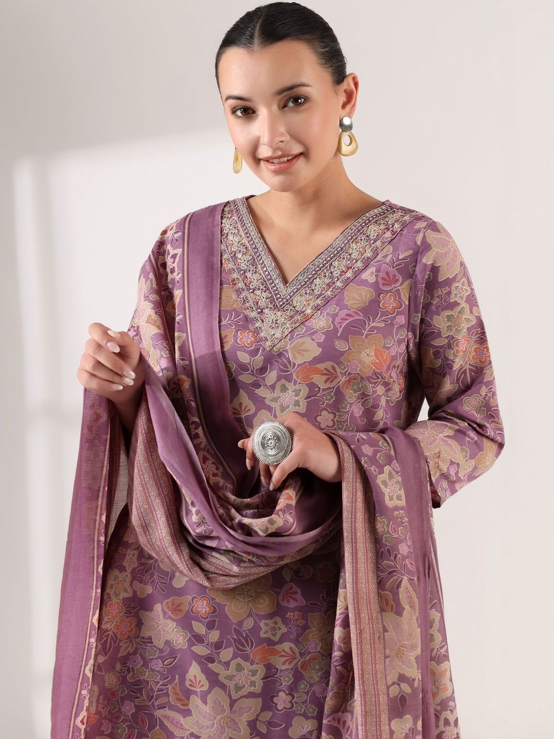 Mamicha Women Floral Printed Regular Thread Work Kurta with Trousers & With Dupatta