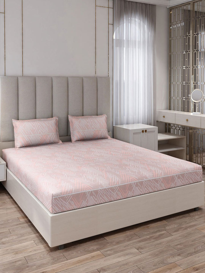Monte Carlo Peach-Coloured & White Geometric 130 TC King Bedsheet Set-2.75 m x 2.75 m