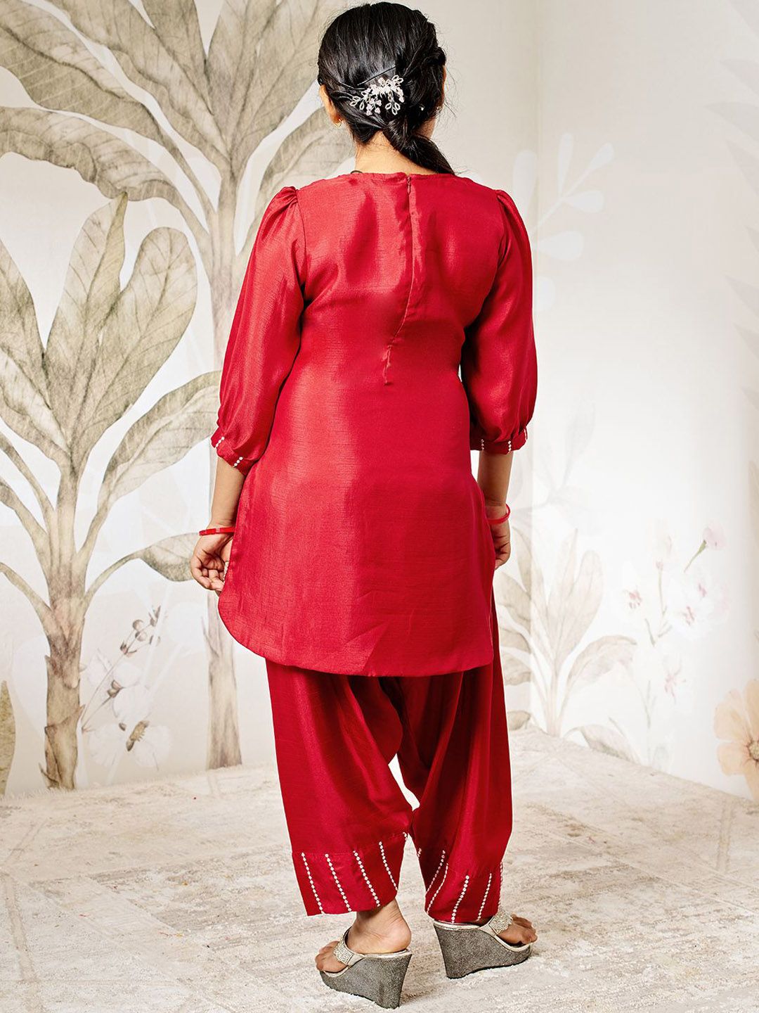 VASTRAMAY Girls Geometric Embroidered Sequinned Puff Sleeves Kurta With Patiala & Dupatta