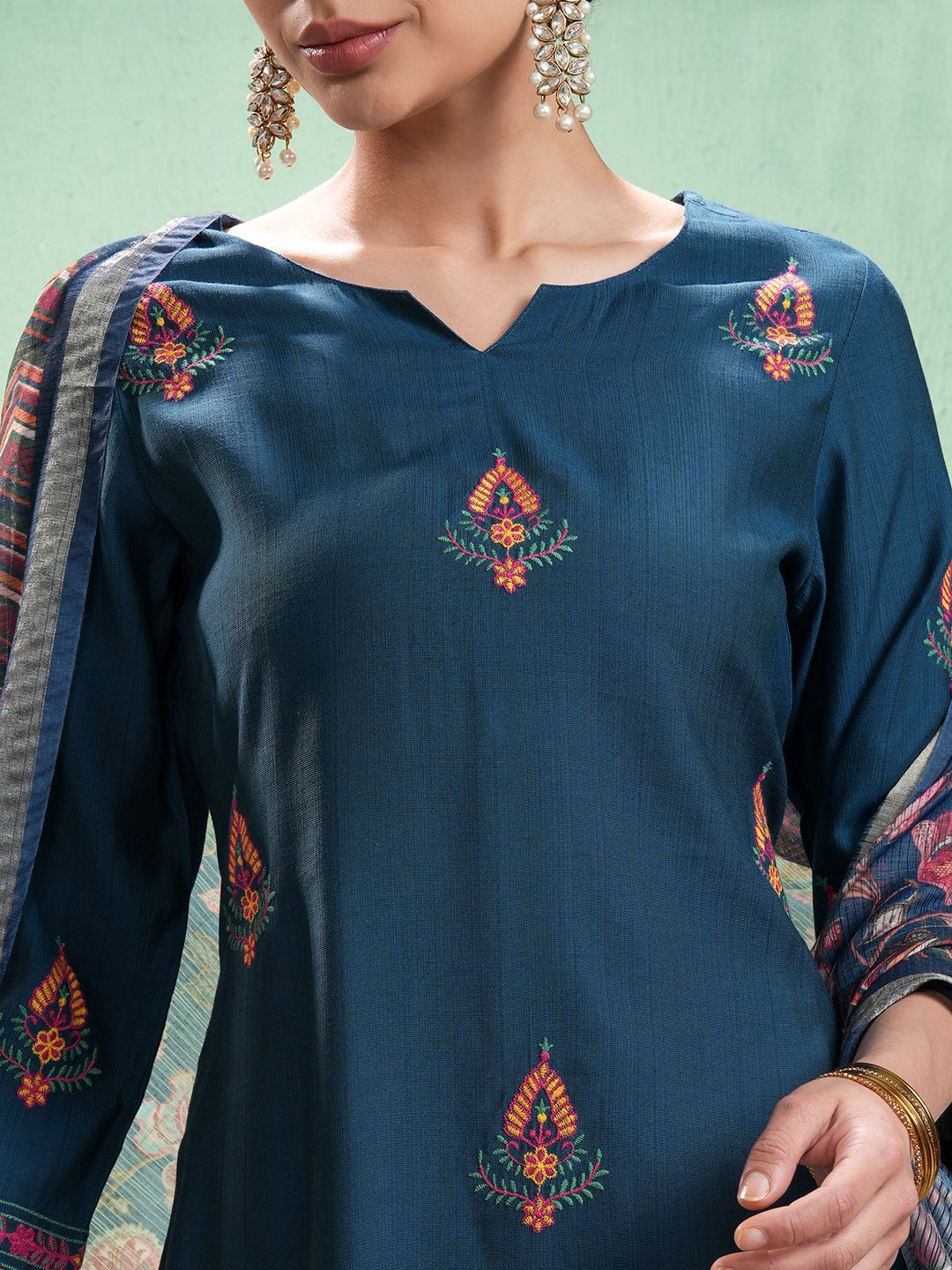 Vishudh Women Floral Embroidered Regular Thread Work Kurta with Trousers & With Dupatta
