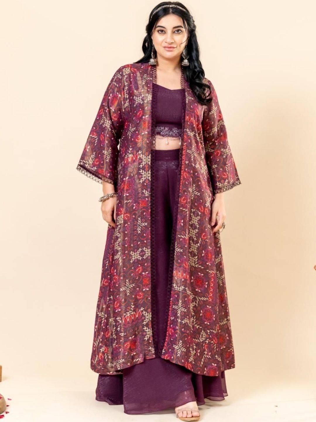 Atasan Crop V-Neck Bercetak Mamicha Mehfil Dengan Set Co-Ords Cape & Palazzos
