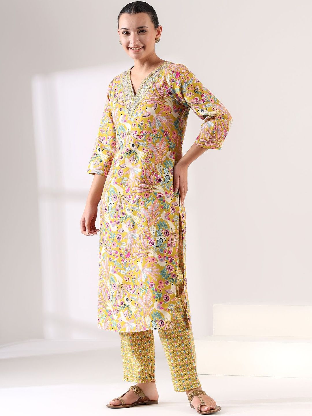 Mamicha Women Floral Printed Regular Thread Work Kurta with Trousers & With Dupatta