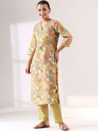 Mamicha Women Floral Printed Regular Thread Work Kurta with Trousers & With Dupatta