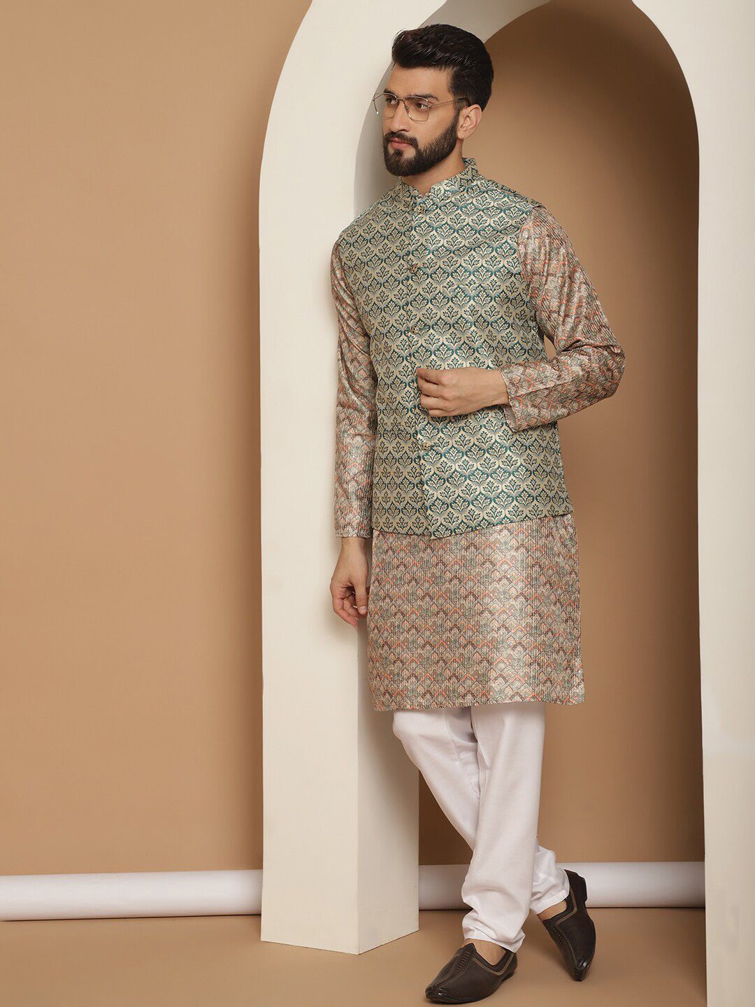 Anouk Beige Etnic Motif Tenunan Rekaan Kurta Lurus Dengan Jaket Churidar & Nehru