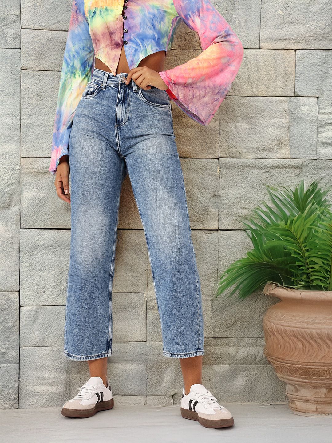 DressBerry Women Timeless Urban Straight Fit Faded Jeans