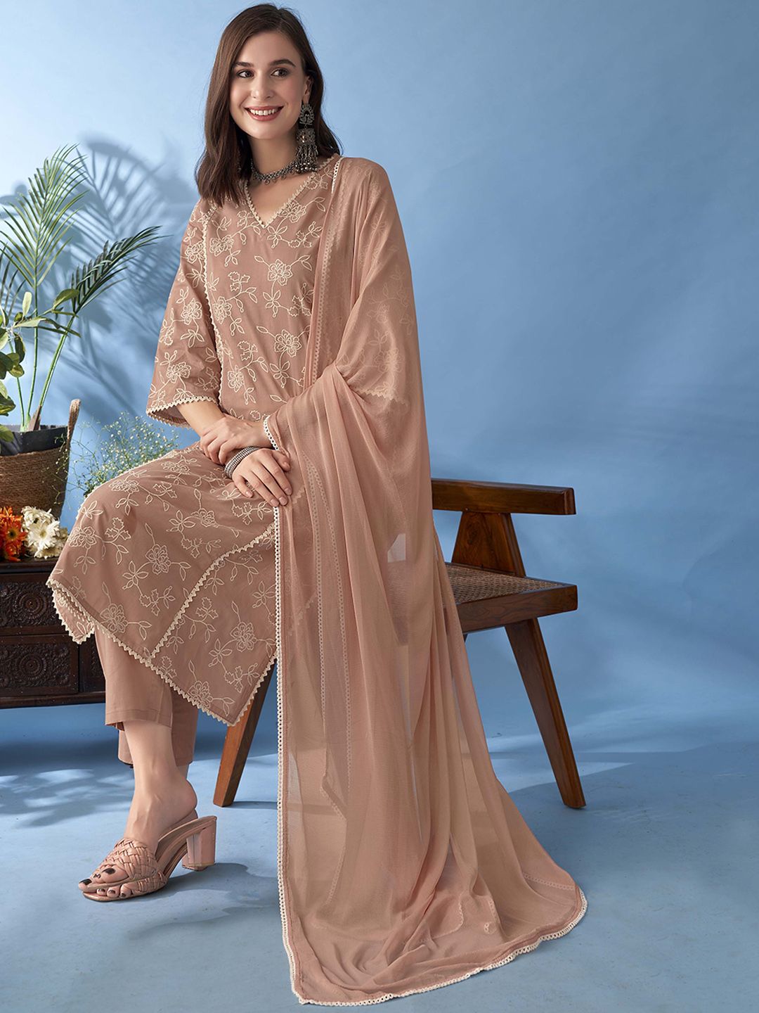 Anouk Floral bersulam Gotta Patti Pure Cotton Straight Kurta dengan Seluar & Dupatta