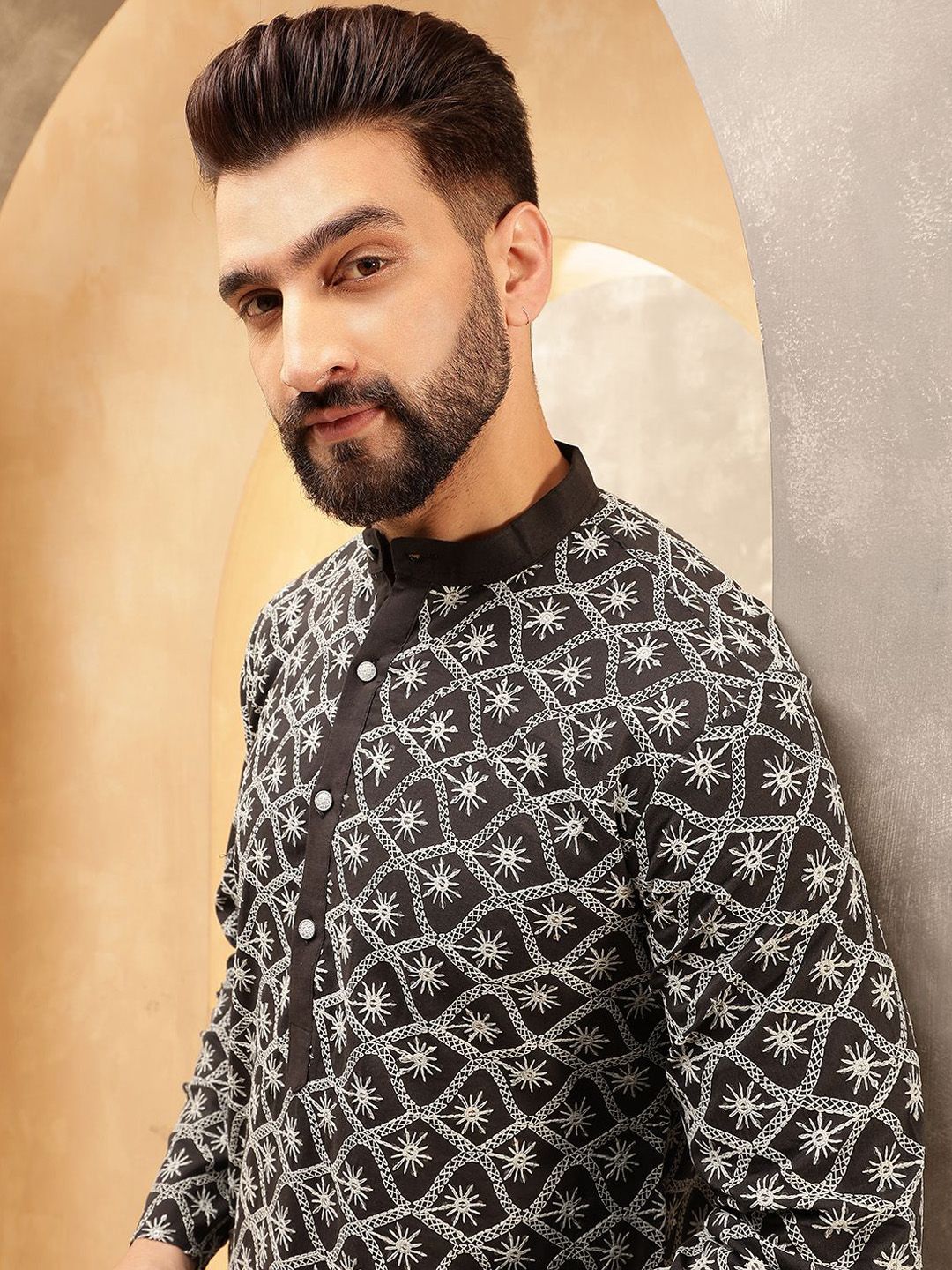 Anouk Kurta Lurus Bersulam Geometri Hitam Putih Kolar