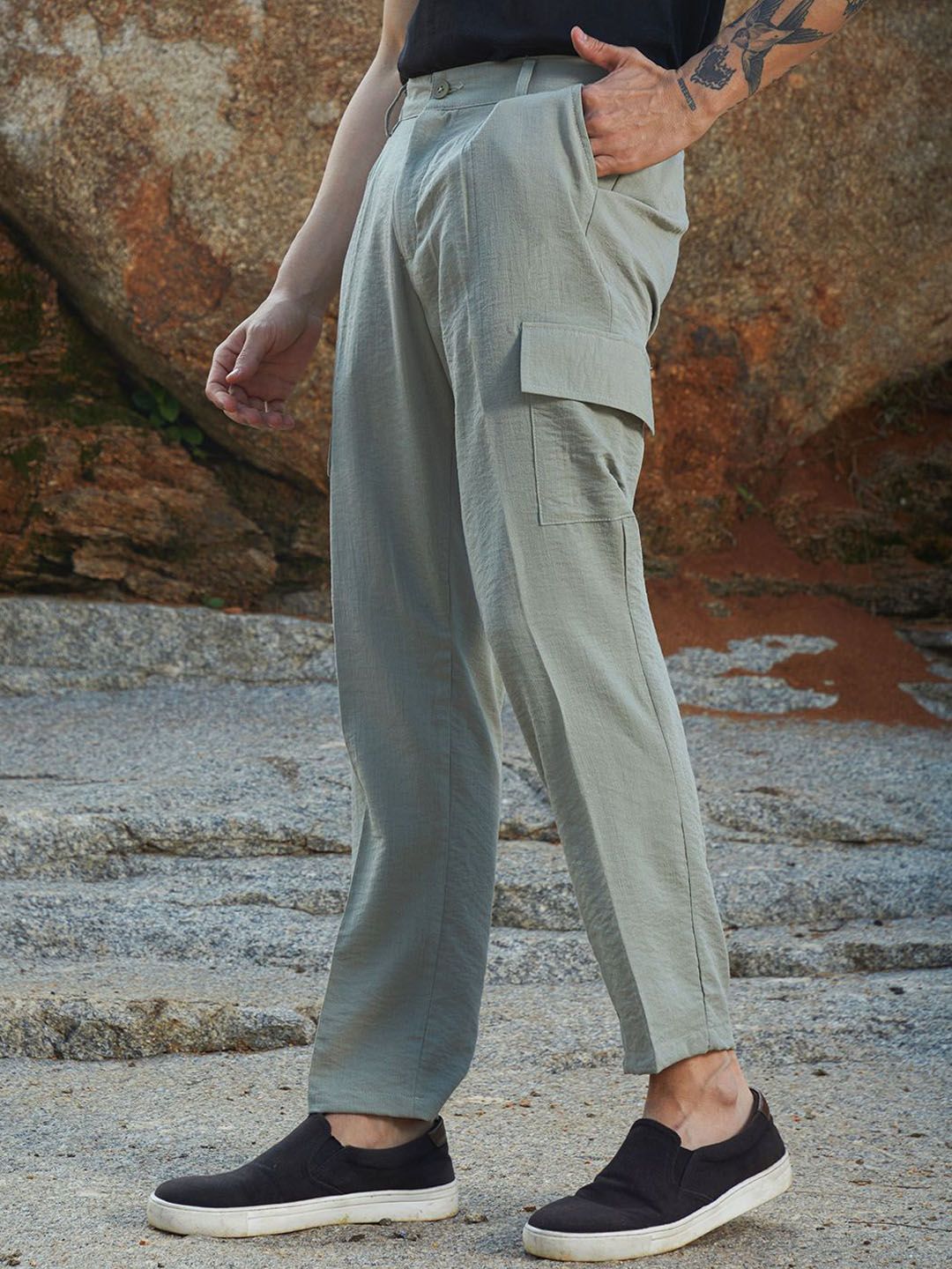 Campus Sutra Men Comfort Pleated Mid-Rise Cargos