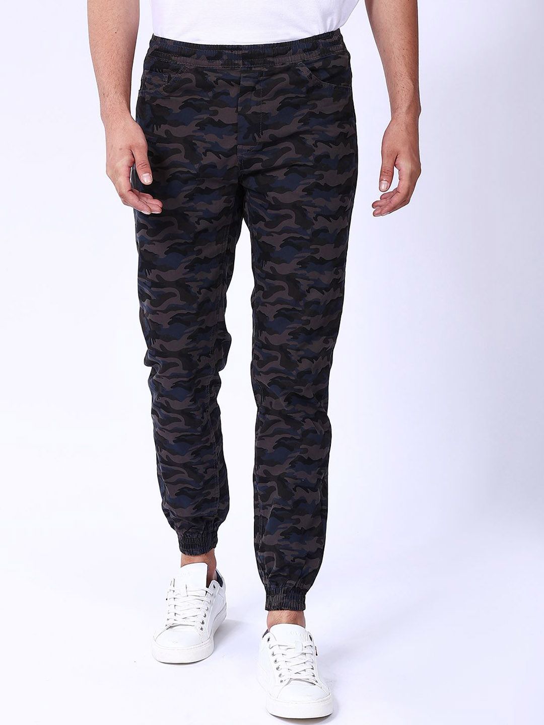 The Indian Garage Co Men Camouflage Printed Cotton Slim Fit Joggers Trousers
