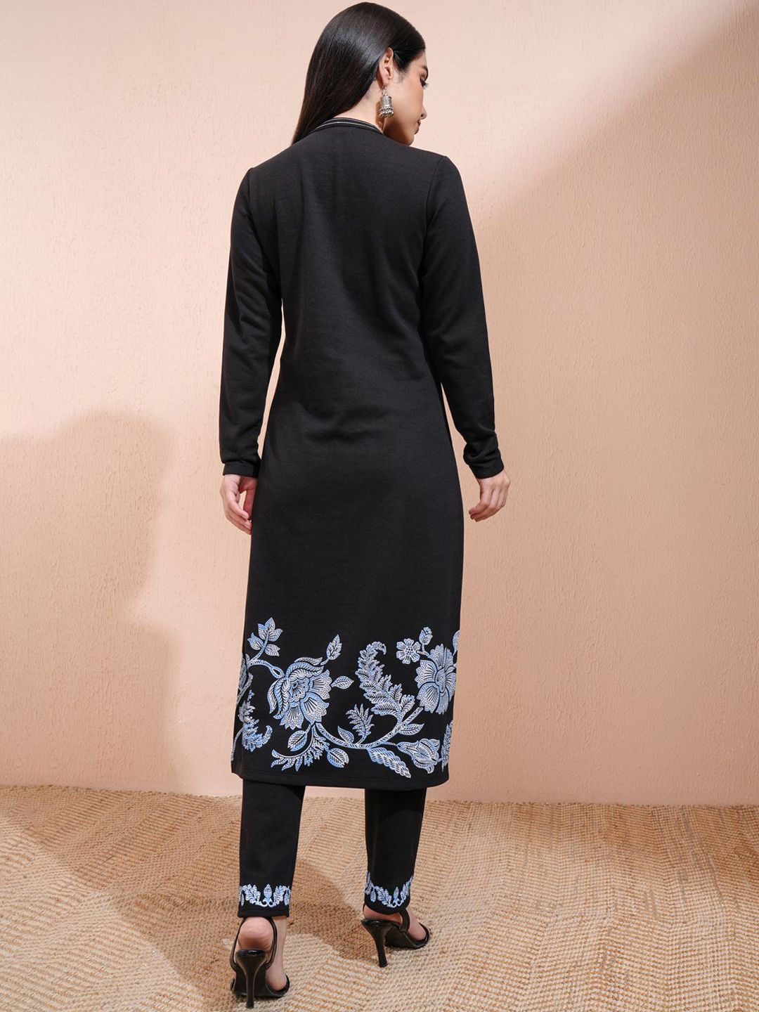 Vishudh Black Floral Printed Mandarin Collar Straight Kurta With Trousers