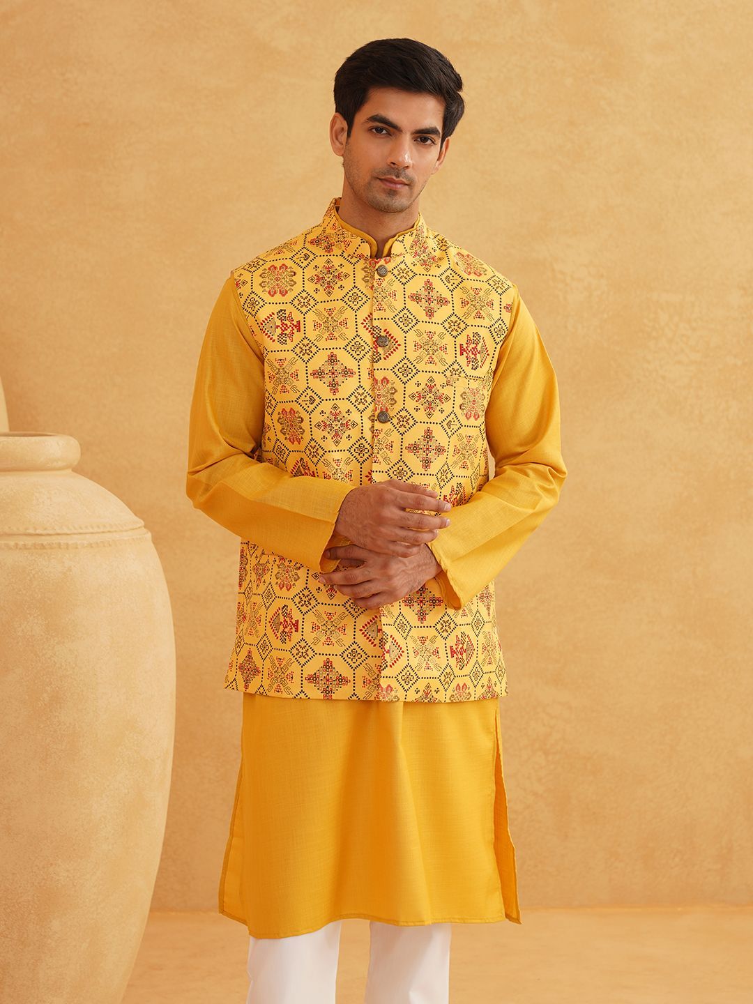 SOJANYA Band Collar Straight Kurta Dengan Churidar Dan Jaket Nehru