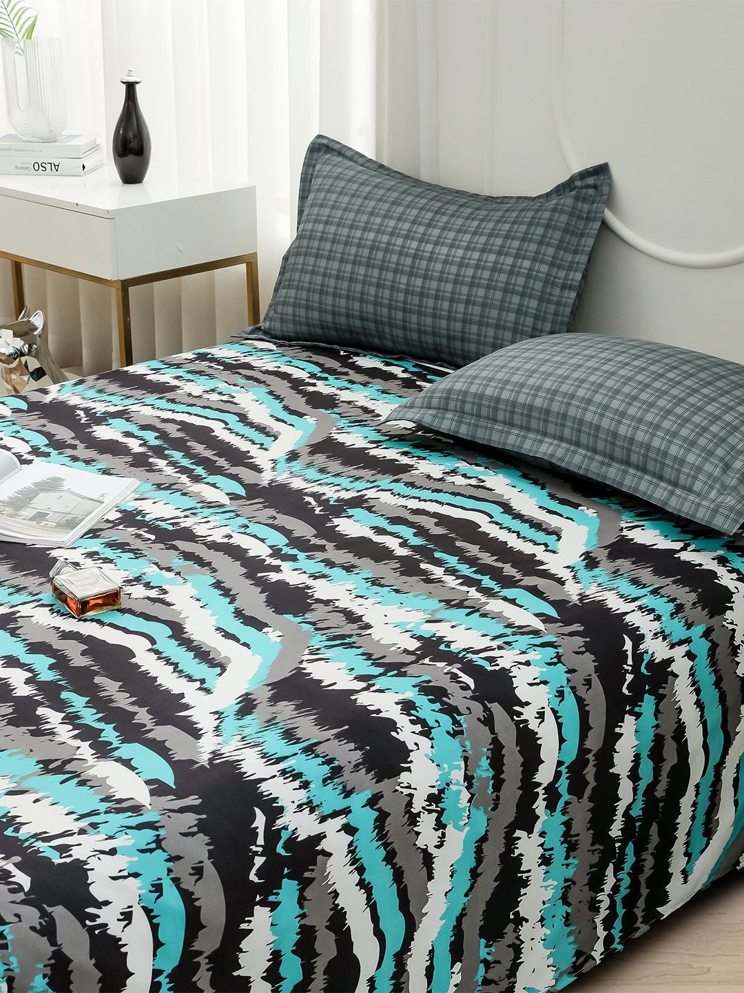 Story@home Fluorescent Green Abstract Printed 240 TC Satin Finish Queen Bedsheet Set