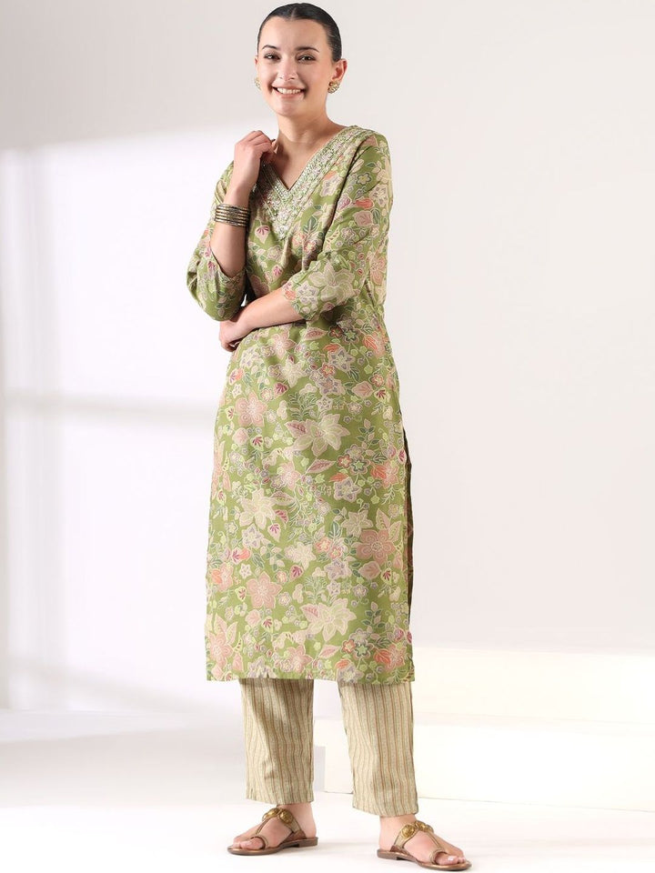 Mamicha Women Floral Printed Regular Thread Work Kurta with Trousers & With Dupatta