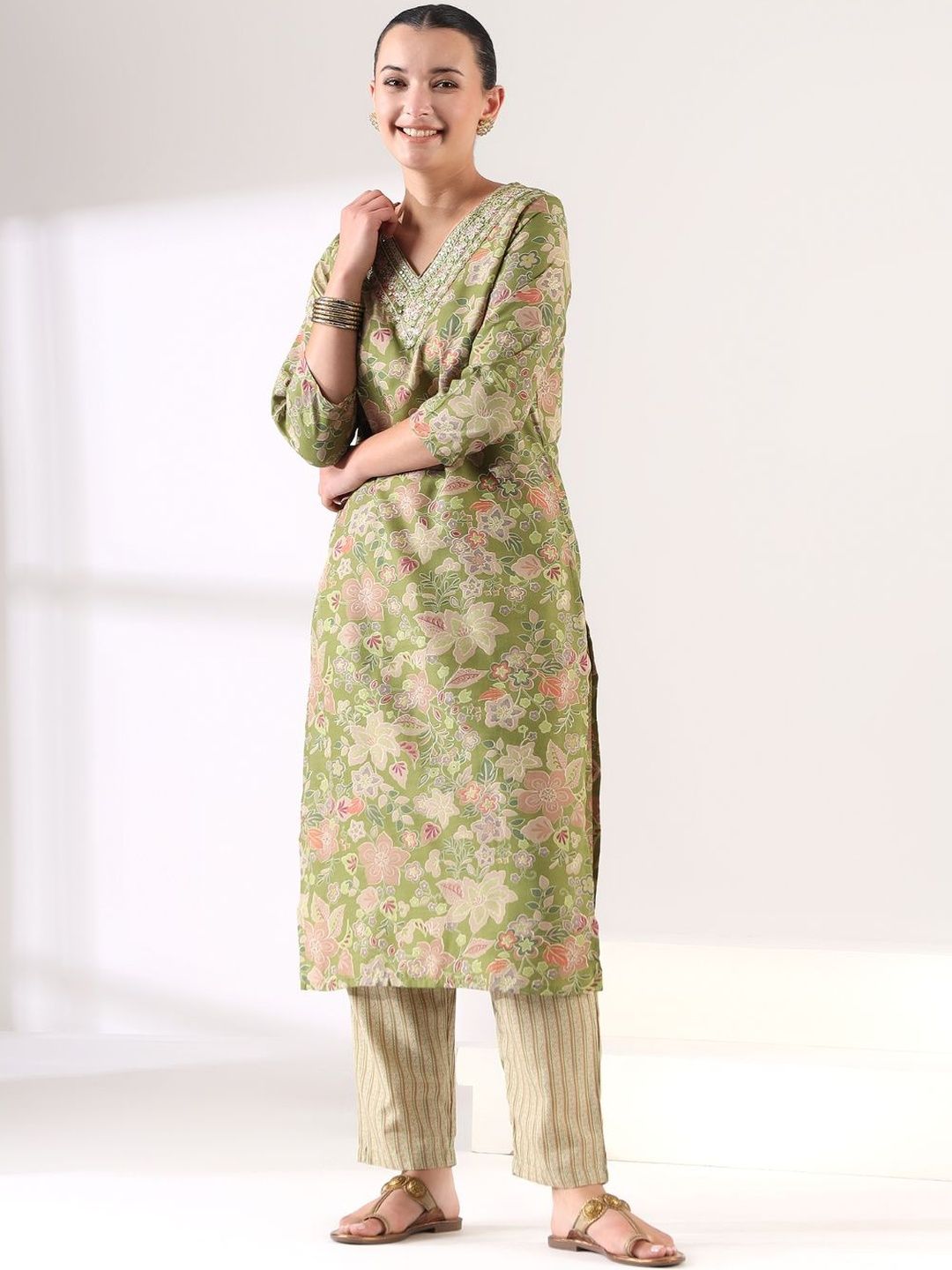 Mamicha Women Floral Printed Regular Thread Work Kurta with Trousers & With Dupatta
