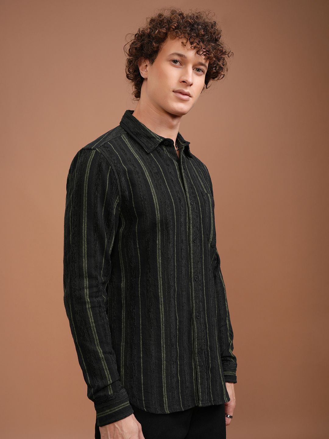Lelaki Highlander menyebarkan baju bergaris menegak kolar