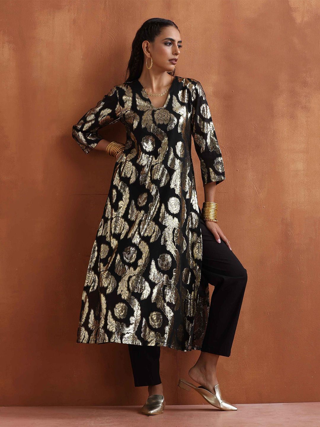 trueBrowns Floral Woven Design Straight High Slit Zari Brocade Kurta with Trousers