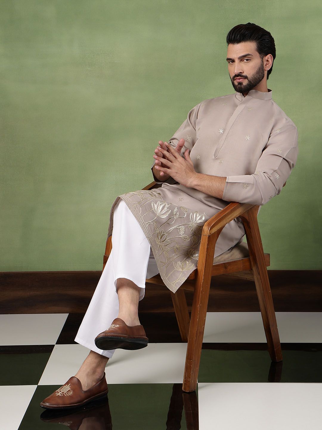 SOJANYA Men Floral Embroidered Kurta