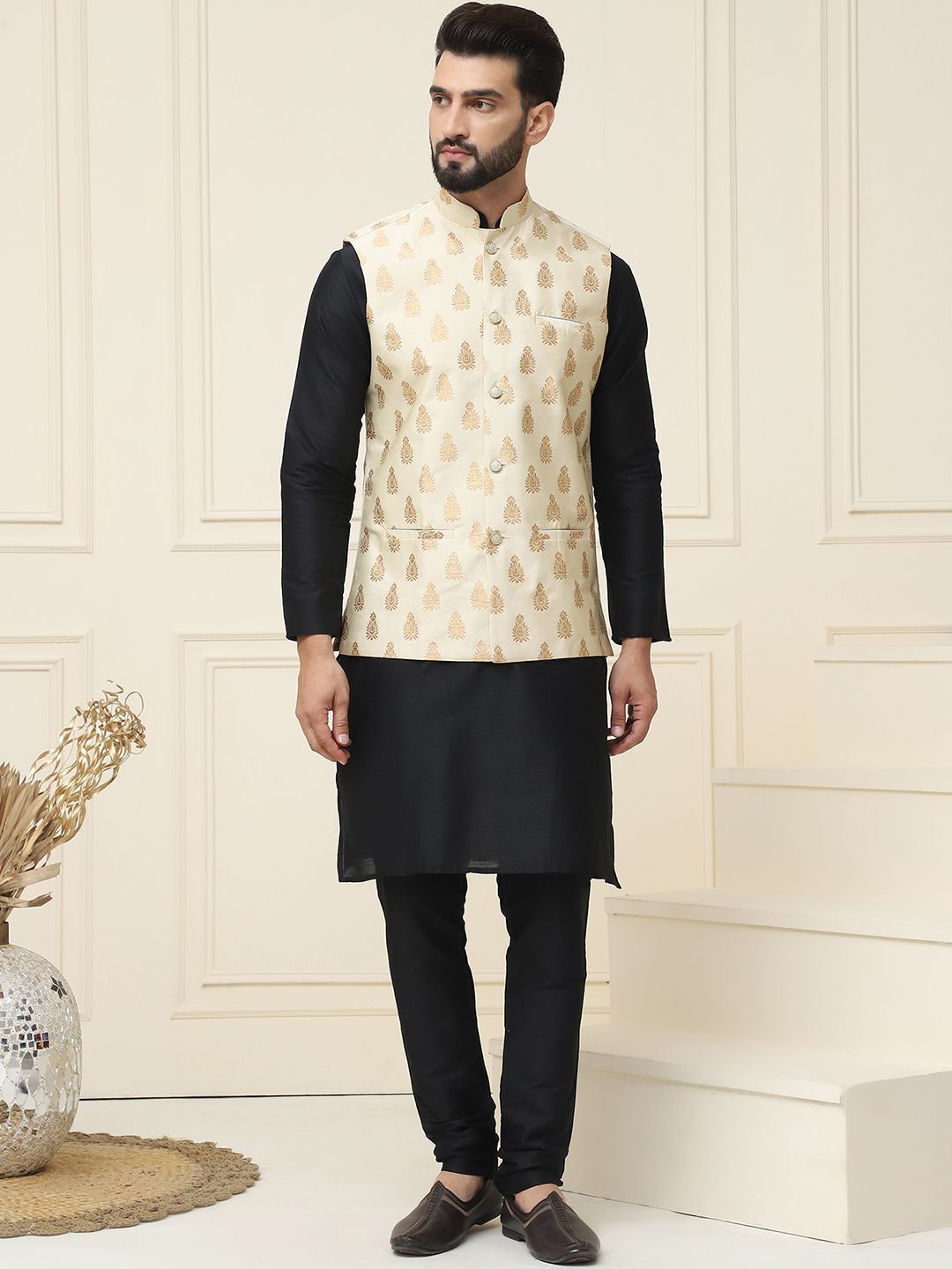SOJANYA Mandarin Collar Silk Cotton Straight Kurta dengan jaket Churidar & Nehru