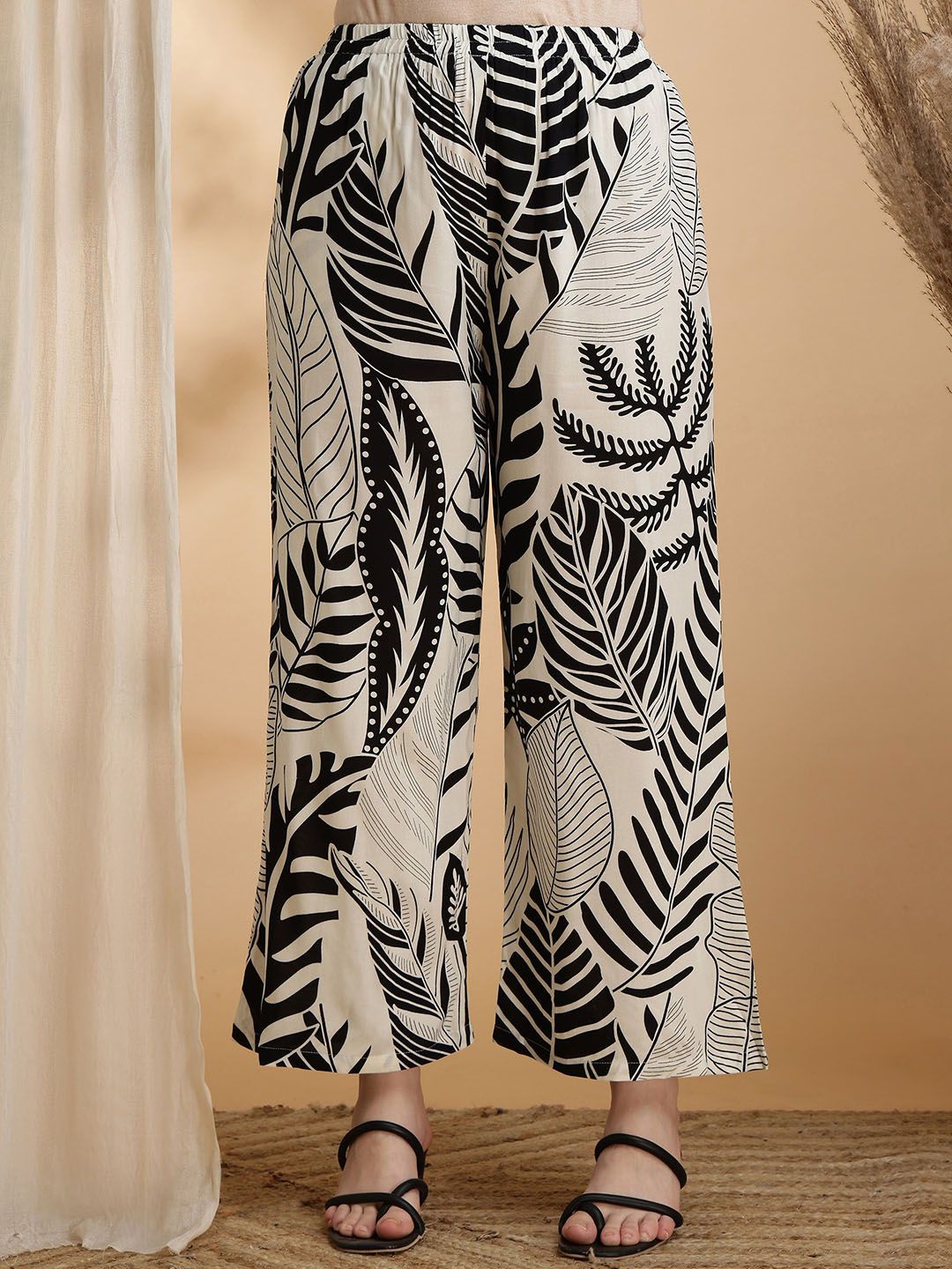 KALINI Women  Printed Regular Kurta with Palazzos